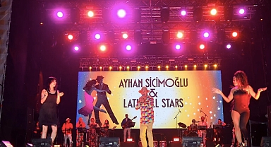 Ayhan Sicimoğlu ve Latin All Stars, 13. Alaçatı Ot Festivali'nde Müzik Şöleni Sundu