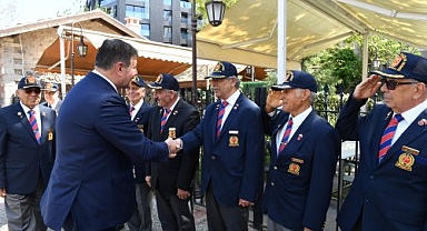 Başkan Tugay'dan gazilere sürpriz ziyaret