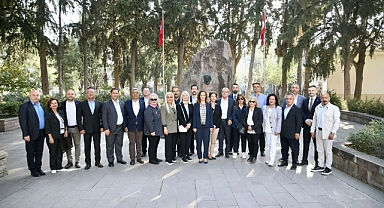 Başkan Ünsal’ın ilk ziyareti Zübeyde Hanım’a