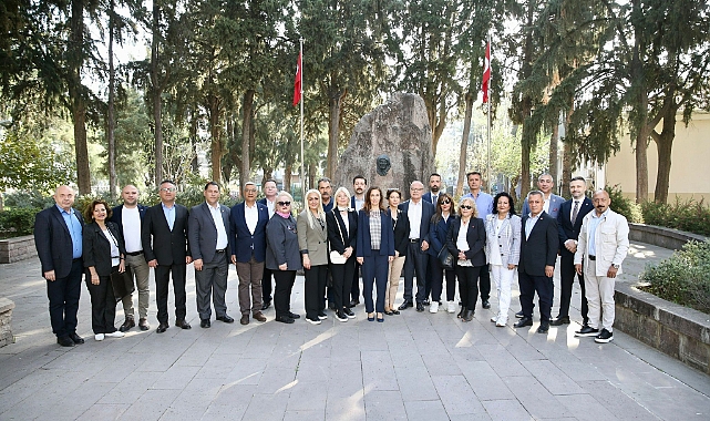 Başkan Ünsal’ın ilk ziyareti Zübeyde Hanım’a