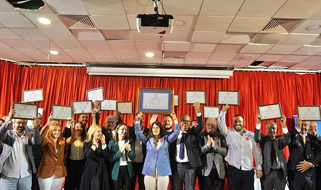 Çeşme’nin Yeni Belediye Başkanı Lal Denizli, Mazbatasını Aldı