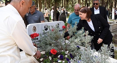 Foça'nın halkçı başkanı Nihat Dirim kabri başında anıldı