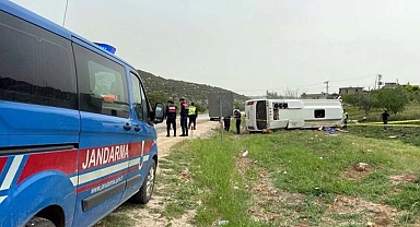 Gaziantep'te midibüsün devrildiği kazada astsubay yaşamını yitirdi | 17 yaralı var