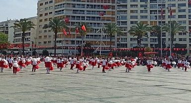 İzmir'de 23 Nisan coşkusu: Cumhuriyet Meydanı'na akın