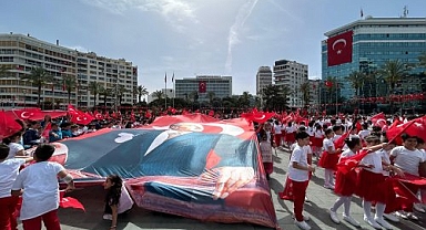 İzmir'de 23 Nisan coşkusu kentin dört bir yanını sardı