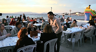 Kuşadası Belediyesi tarafından Kadir Gecesi'nde, bin 500 kişilik iftar sofrası kuruldu