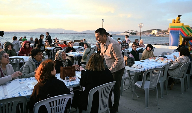 Kuşadası Belediyesi tarafından Kadir Gecesi'nde, bin 500 kişilik iftar sofrası kuruldu
