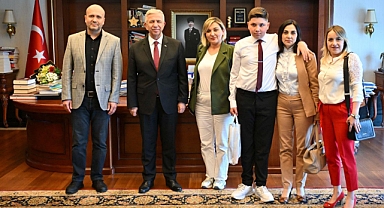 MANSUR YAVAŞ 23 NİSAN’DA BAŞKANLIK KOLTUĞUNU MUHAMMED UĞUR’A BIRAKTI