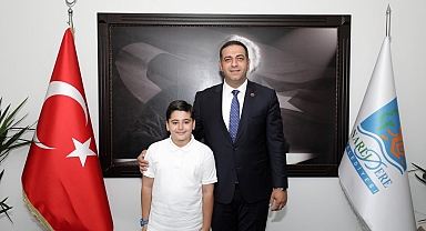 Narlıdere'de Başkan Uzun 23 Nisan'da Koltuğu Minik Başkana Devretti
