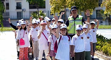 Aliağa'da Jandarma Trafik Haftası etkinlikleri kapsamında öğrencilere trafik eğitimi verdi