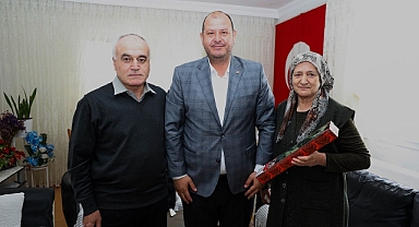 Menderes Belediye Başkanı Çiçek Anneleri Unutmadı