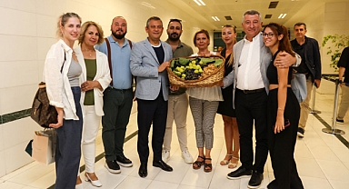 GENEL BAŞKAN ÖZEL’E ‘BARDACIKLI’ DAVET