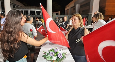Başkan Mutlu’dan İzmir Enternasyonal Fuarı’nda Türk Bayrağı hediyesi