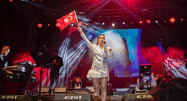 CUMHURİYET BAYRAMI KUTLAMALARI TUĞBA YURT KONSERİYLE ZİRVE YAPTI