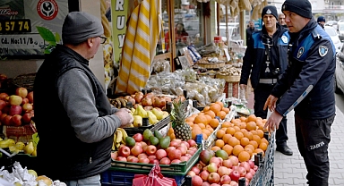 KUŞADASI BELEDİYESİ ZABITA EKİPLERİ KALDIRIM İŞGALİNE GEÇİT VERMİYOR