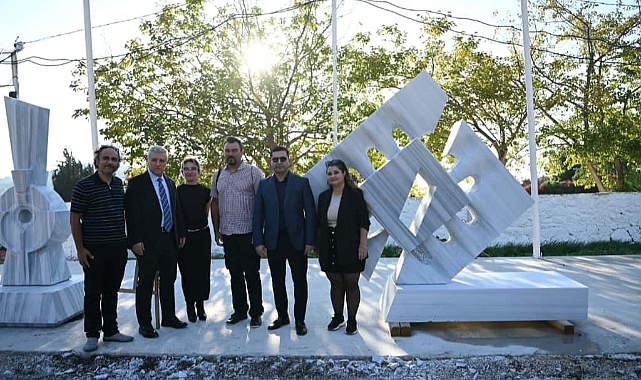 KUŞADASI’NDA MERMER BLOKLAR ‘ADALET’ TEMASIYLA ŞEKİLLENDİ