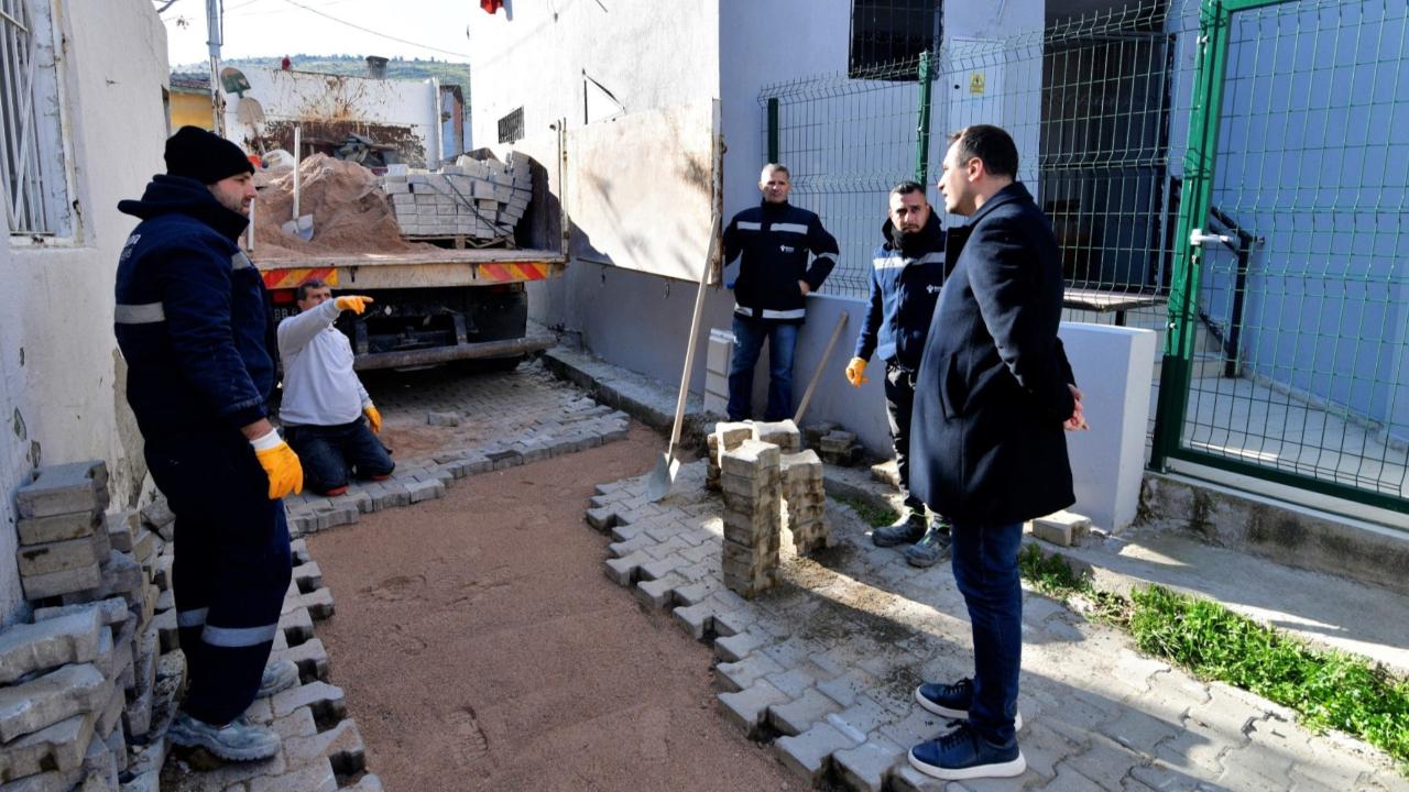 Bornova’da yol seferberliği sürüyor