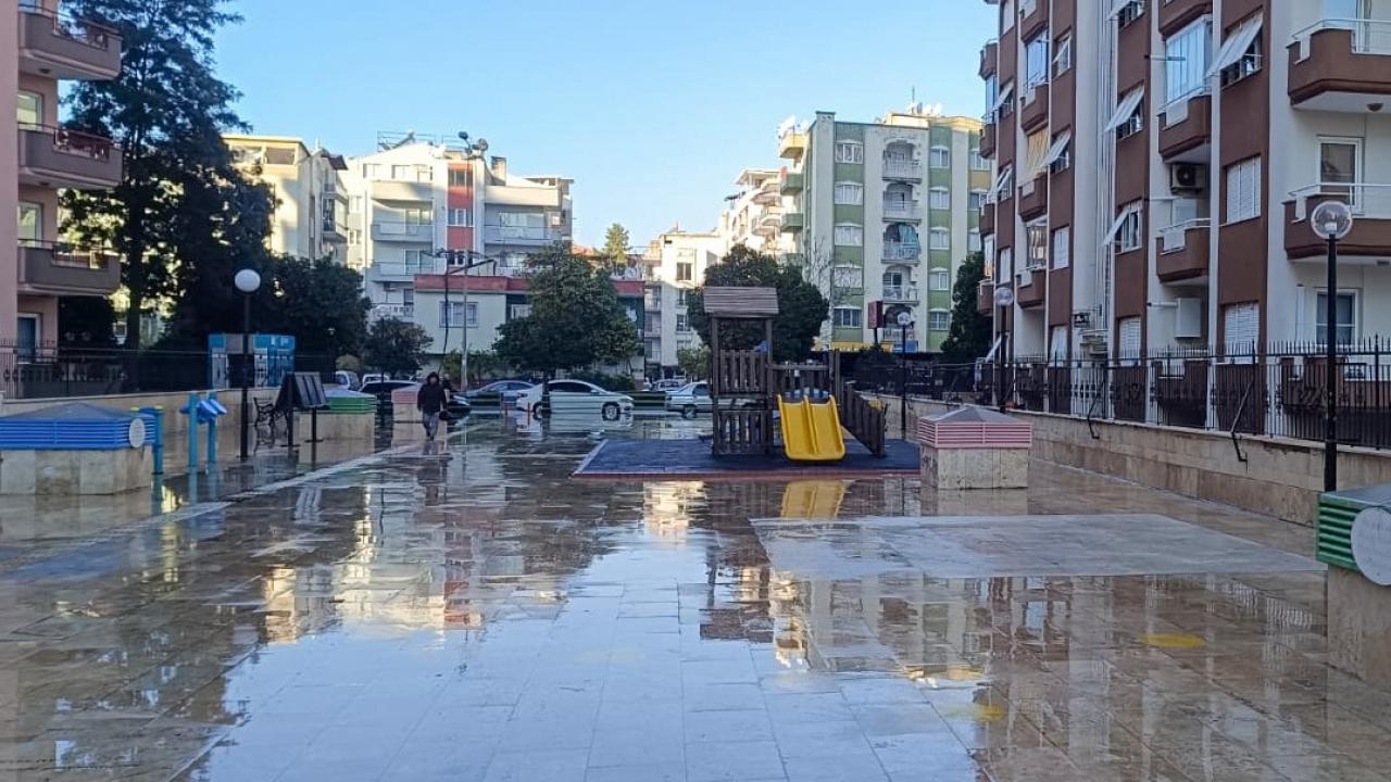 Çocuklar güvenle oynasın diye Efeler'de parklar tertemiz