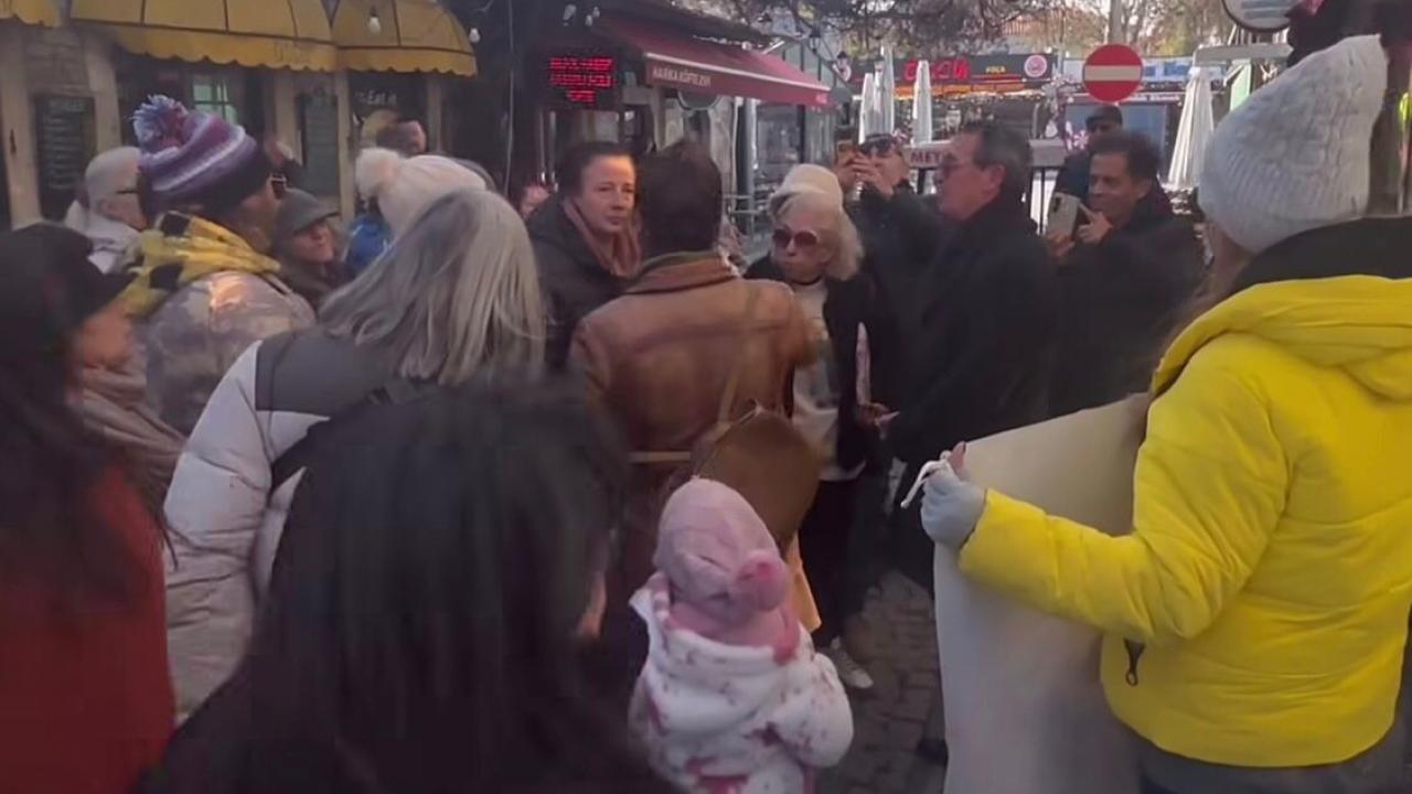 Foça’da Hayvanseverlerden Belediye Önünde Tepki Yürüyüşü