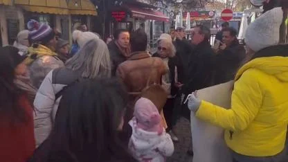 Foça’da Hayvanseverlerden Belediye Önünde Tepki Yürüyüşü