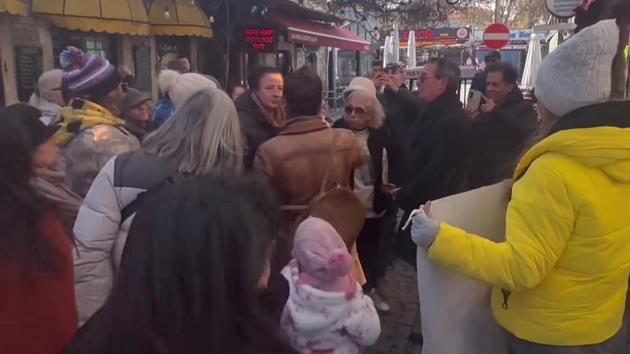 FOÇA’DA HAYVANSEVERLERDEN BELEDİYE ÖNÜNDE TEPKİ YÜRÜYÜŞÜ