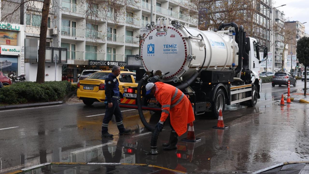 İzmir Büyükşehir Belediyesi ekipleri sağanak nedeniyle seferber oldu