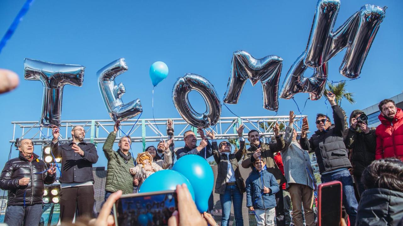 KUŞADASI’NDA SEVİNÇ BALONLARI SMA’LI TEOMAN BEBEK İÇİN UÇURULDU