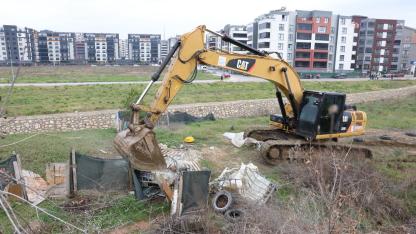 Nilüfer Belediyesi Balkan Mahallesi’nde kaçak barakaları yıktı