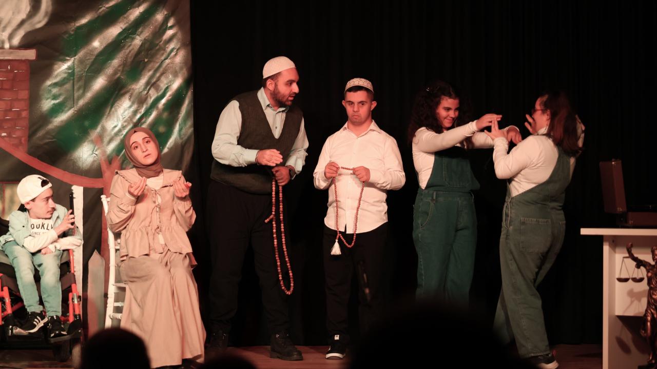 Osmangazi’de Engelli Bireyler Sahnede Usta Sanatçılara Taş Çıkarttı