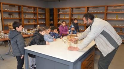 Üretici Pazarında çocuklara tohum, ailelerine sirke yapım atölyesi