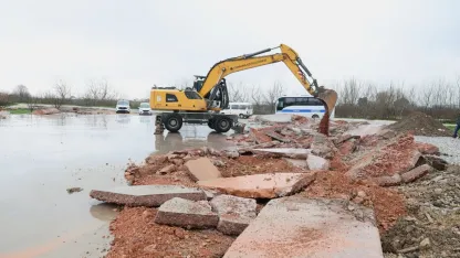 Osmangazi'de Tarım Arazisine Kaçak Yapılan Depo Yıkıldı