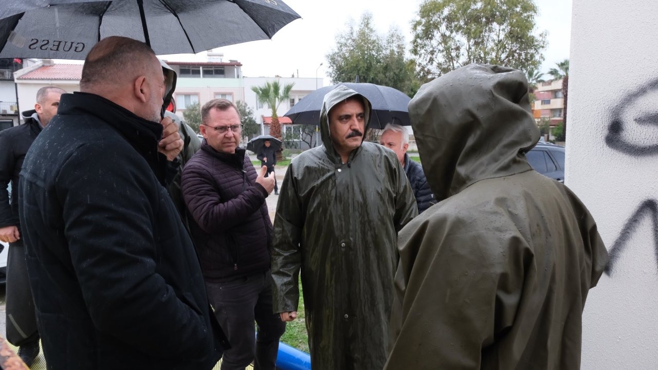 Dikili Belediyesi Yoğun Yağışla Mücadele Etti