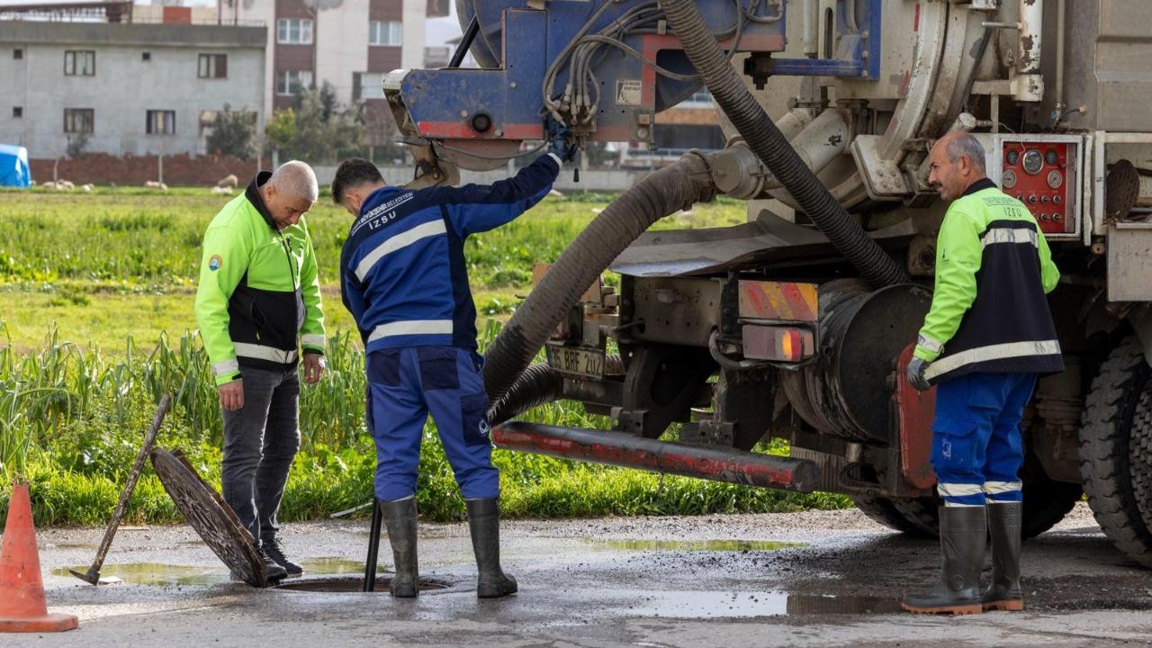 İzmir’de Kuvvetli Yağış Mesaisi: Büyükşehir Ekipleri Sahada Teyakkuzda!
