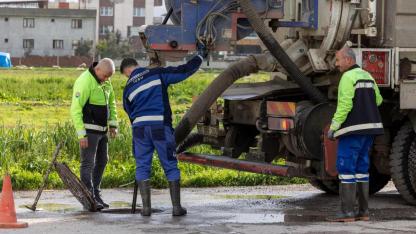 İzmir’de Kuvvetli Yağış Mesaisi: Büyükşehir Ekipleri Sahada Teyakkuzda!