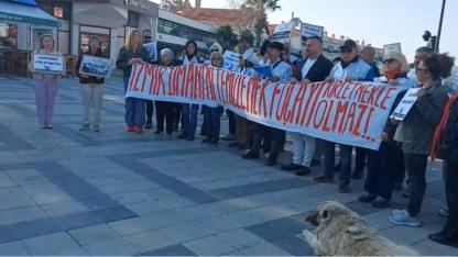 FOÇA’DA ÇAMUR İSYANI: HALK SAHİLDE, BELEDİYE BAŞKANI PERDE ARKASINDA!