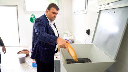 Seferihisar’da sıfır atıkla mama üretimi başladı  Başkan Yetişkin: “Artık çöpe giden yemekler can dostlarımız için mamaya dönüşüyor”