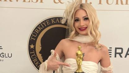 RAFFLES’TA YILDIZLAR GEÇİDİ: NEVİDE ÇİÇEK’E “İLHAM” ÖDÜLÜ!