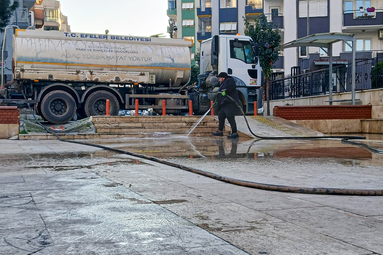 Çocuklar güvenle oynasın diye Efeler'de parklar tertemiz