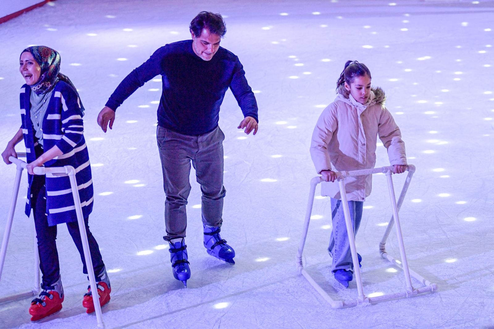 İzmir'de kışın keyfi buzda yaşanıyor