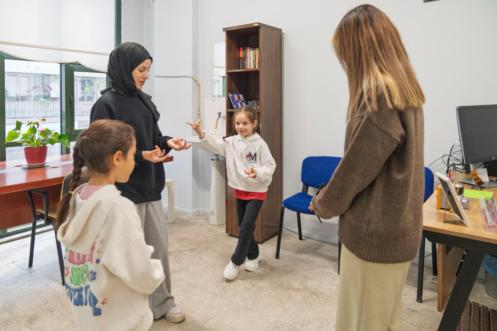 Çocuklar Renkli Harfler ile öğreniyor