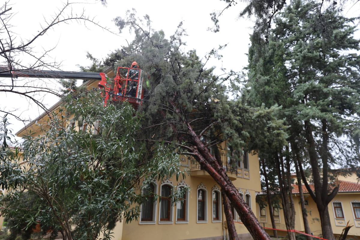 Bursa Büyükşehir Ekipleri, Şiddetli Rüzgara Karşı Sahada