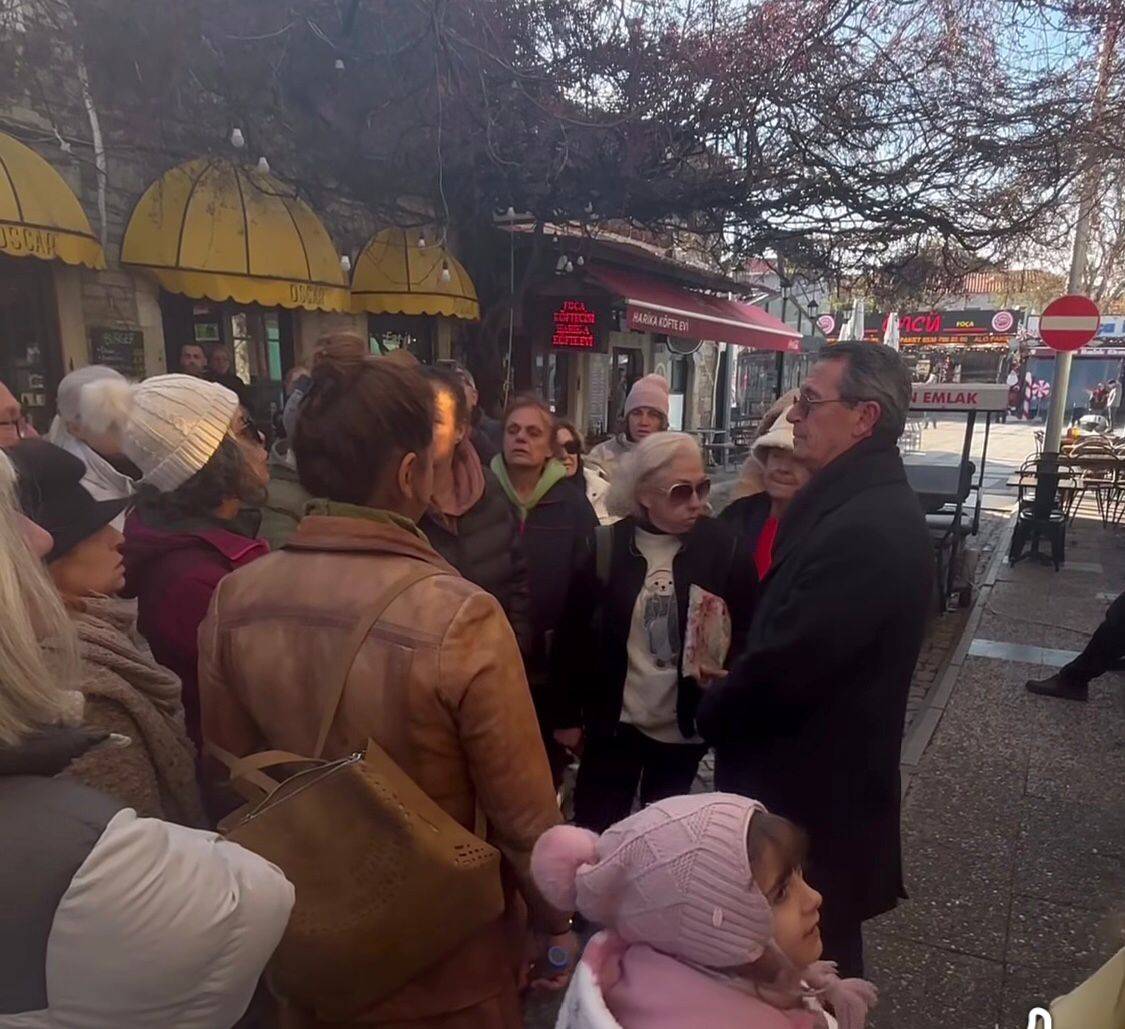 FOÇA’DA HAYVANSEVERLERDEN BELEDİYE ÖNÜNDE TEPKİ YÜRÜYÜŞÜ