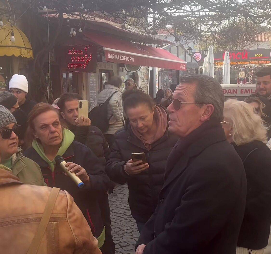 FOÇA’DA HAYVANSEVERLERDEN BELEDİYE ÖNÜNDE TEPKİ YÜRÜYÜŞÜ