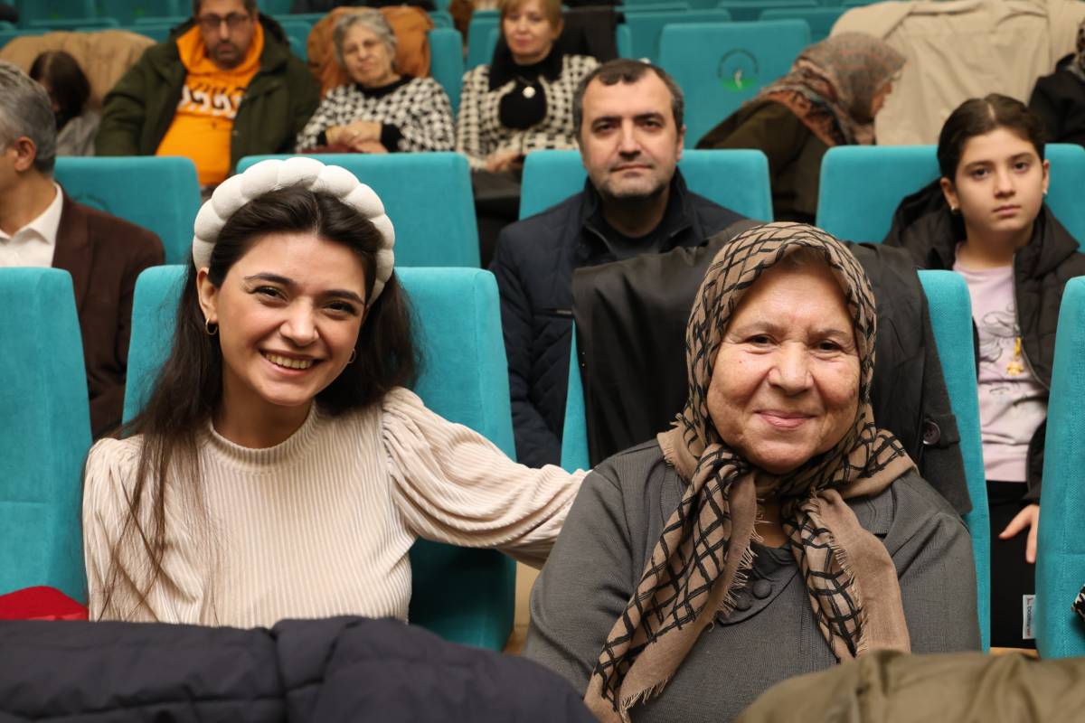 Osmangazi’de Engelli Bireyler Sahnede Usta Sanatçılara Taş Çıkarttı