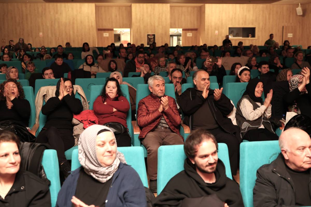 Osmangazi’de Engelli Bireyler Sahnede Usta Sanatçılara Taş Çıkarttı