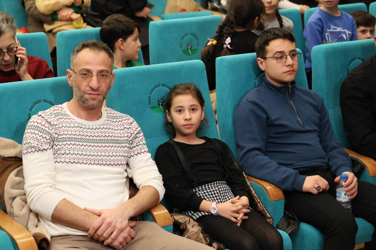 Osmangazi’de Engelli Bireyler Sahnede Usta Sanatçılara Taş Çıkarttı