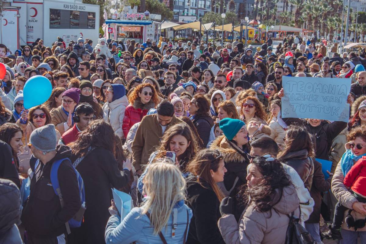 KUŞADASI’NDA SEVİNÇ BALONLARI SMA’LI TEOMAN BEBEK İÇİN UÇURULDU