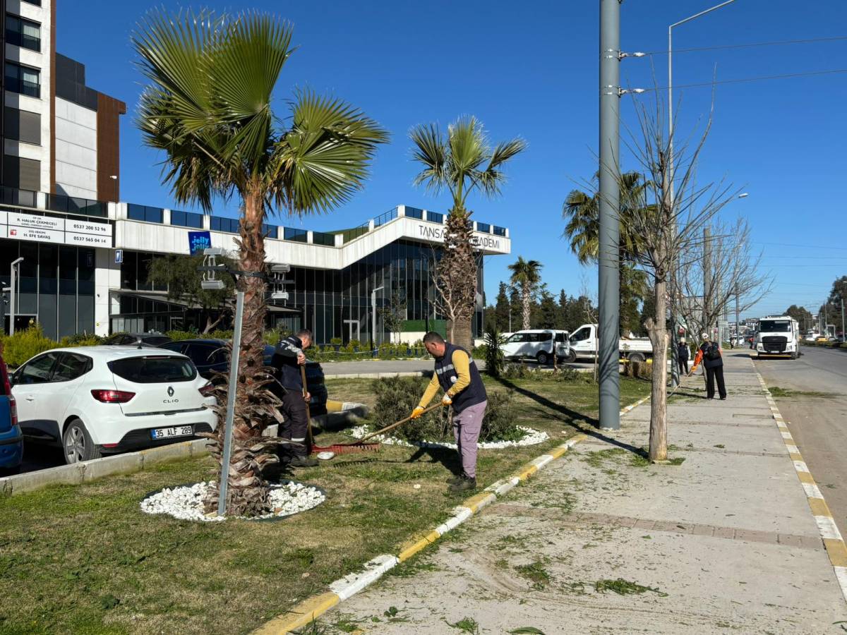 Çiğli’de Bahar Hareketliliği: Temizlikten Asfalta, Parklardan Budamaya Yoğun Mesai