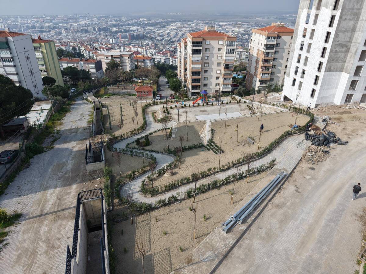 Çiğli’de Bahar Hareketliliği: Temizlikten Asfalta, Parklardan Budamaya Yoğun Mesai