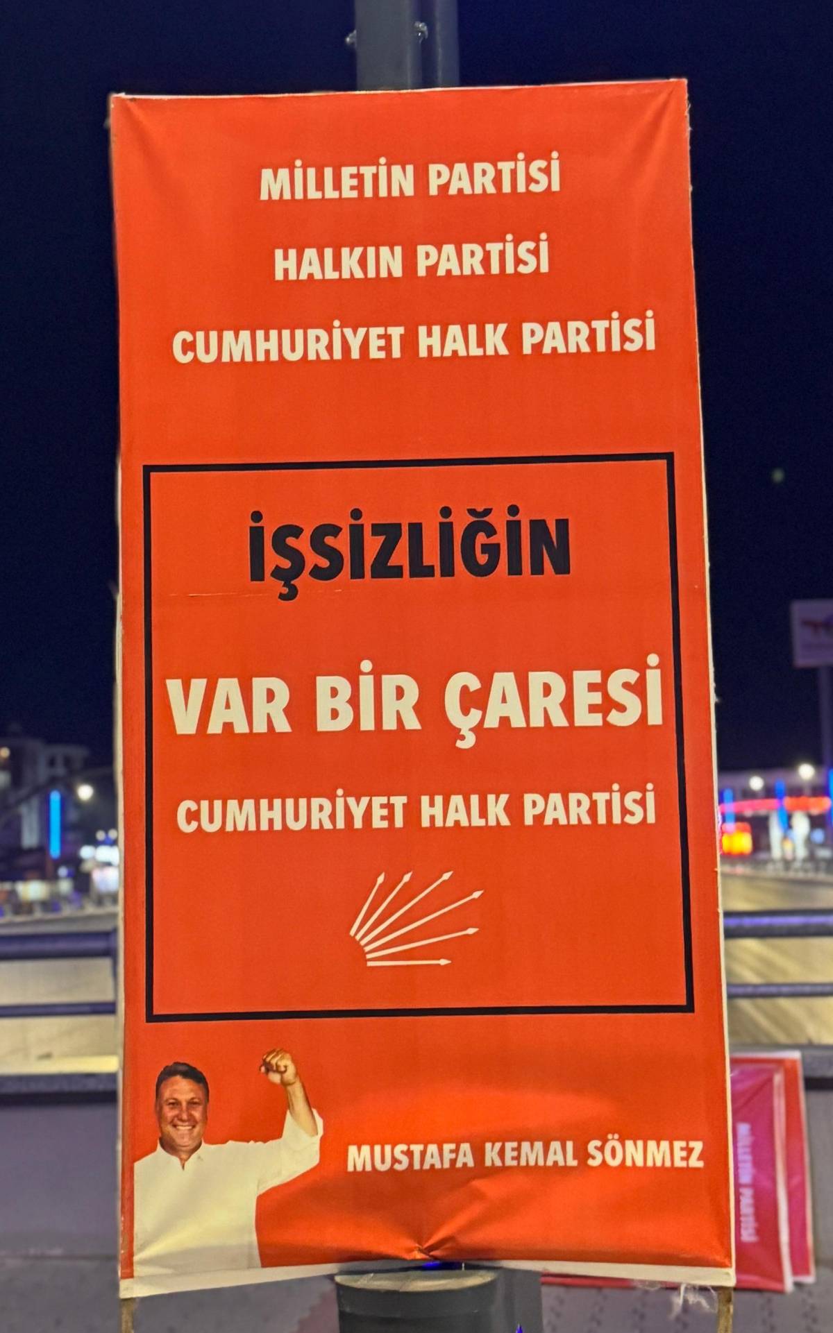 BELEDİYECİLİKTE NEZAKET, AFİŞLERLE BİRLİKTE SÖKÜLÜP ATILMAMALI!